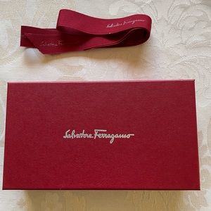 Salvadoran Ferragamo wallet gift box